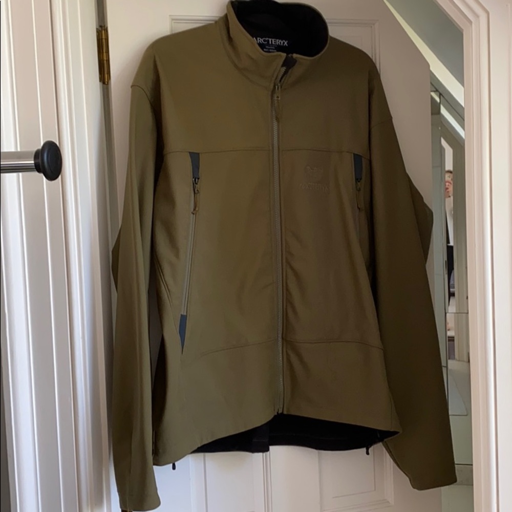 Men’s Arcteryx olive zip jacket